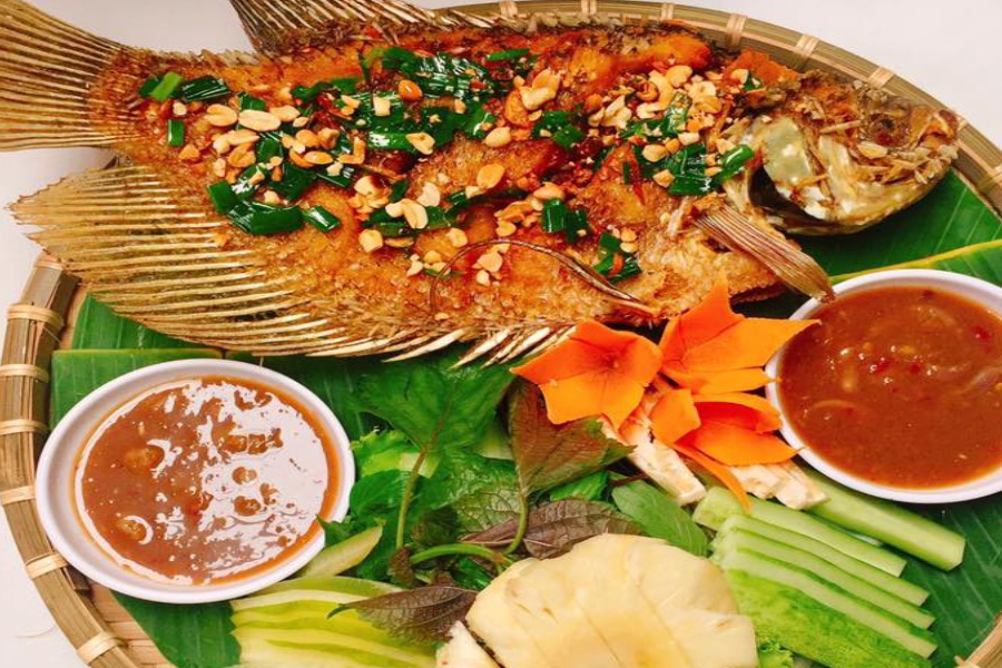 Gourami géant frit est une spécialité à ne pas manquer lors de votre visite à Vinh Long
