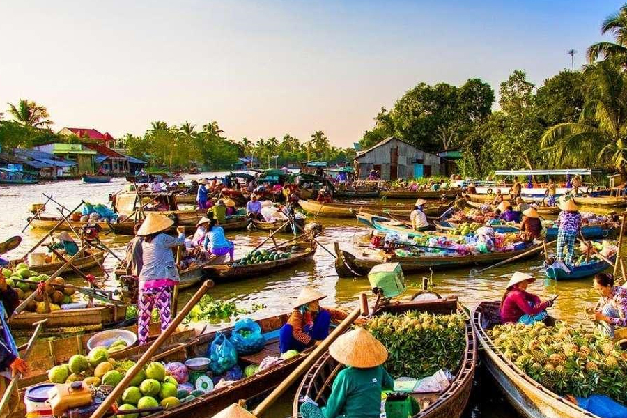 Marché flottant est un lieu de commerce populaire à Vinh Long