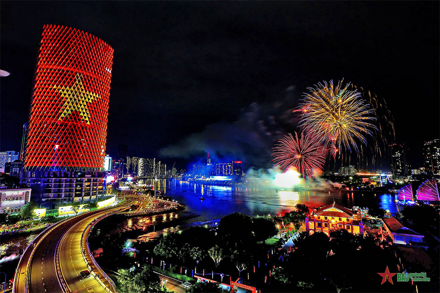 Des feux d’artifice sont tirés chaque année dans les grandes villes pour célébrer la fête nationale du Vietnam