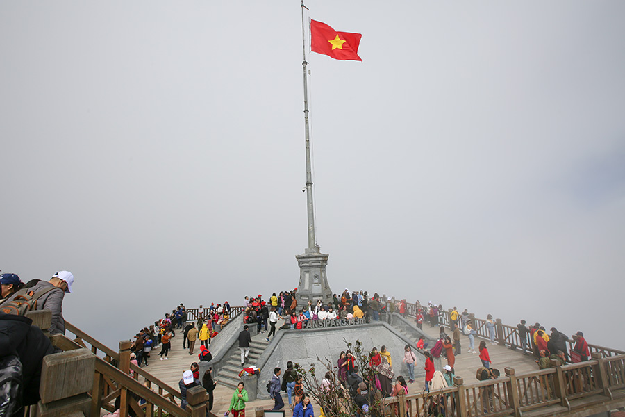 La cérémonie de levée du drapeau au sommet du Fansipan attire de nombreux touristes