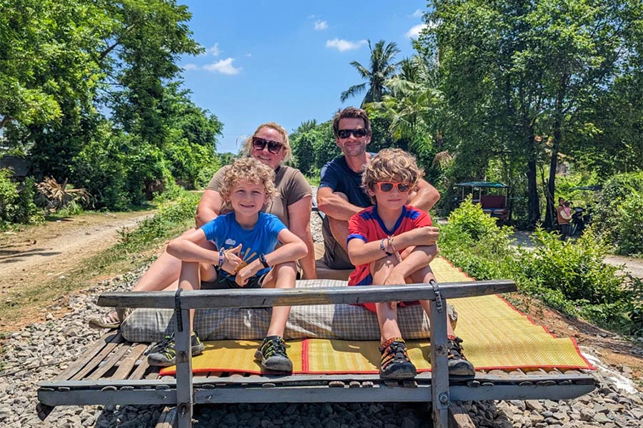 Train de Bamboo à Battambang avec enfants