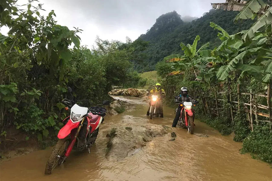 Les routes au Cambodge en saison des pluies sont plus difficiles à se déplacer