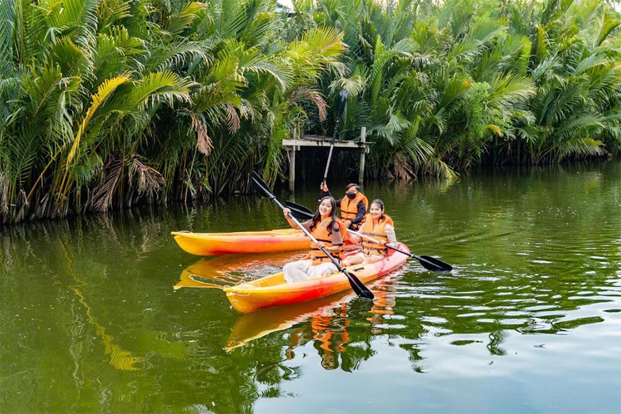 Une excursion sur un kayak est une expérience à faire absolument à Kampot