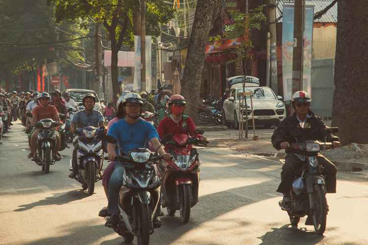 Les motos sont un moyen de transport facile à Ha Nam