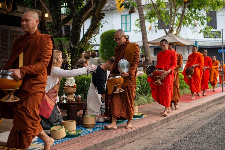 La cérémonie des aumônes à Luang Prabang