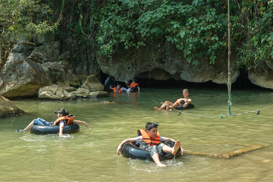 Vang Vieng est une destiantion renommée pour ses grottes majestueuses