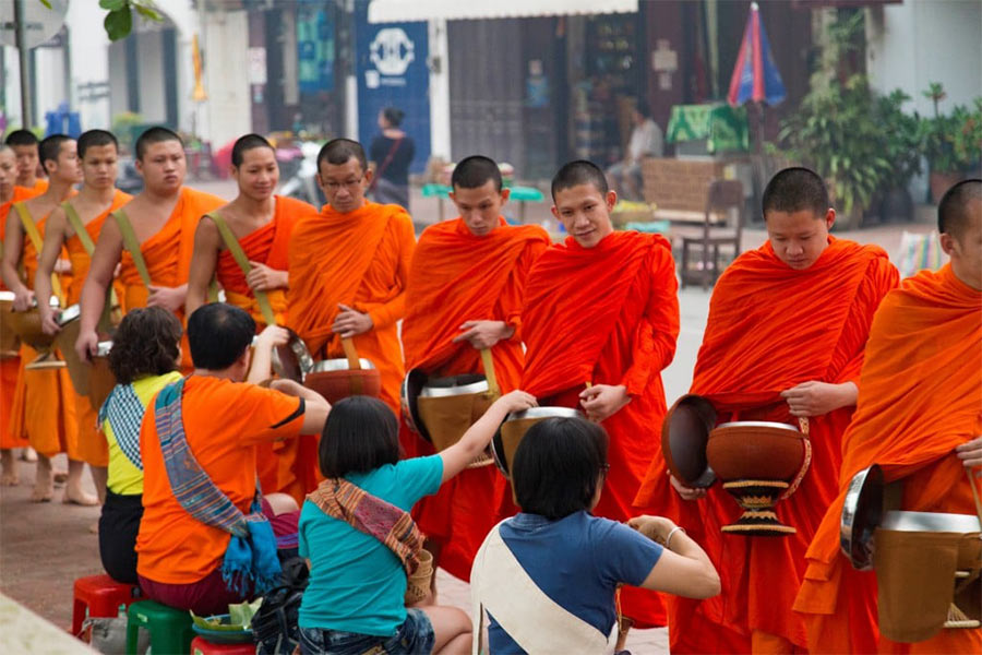 La cérémonie de l'Aumône à Luang Prabang 