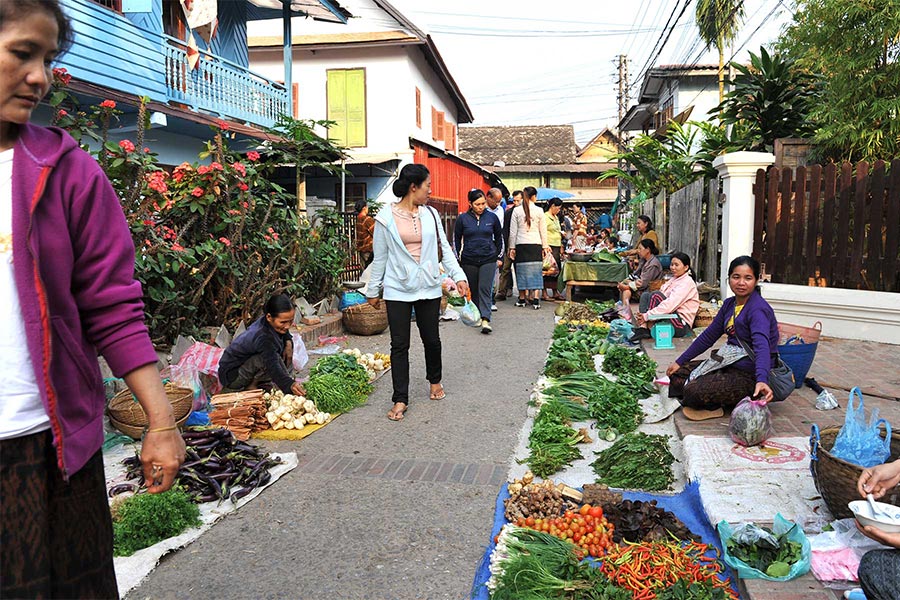 Pour un vouage au Laos à petit budget, goutez la cuisine dans les marchés locaux au lieu des restaurant