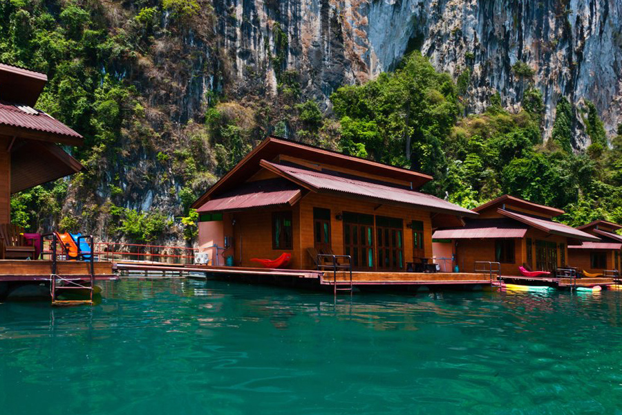 Nuit dans une maison flottante à Khao Sok est une expérience rare dans un voyage responsable en Thaïlande