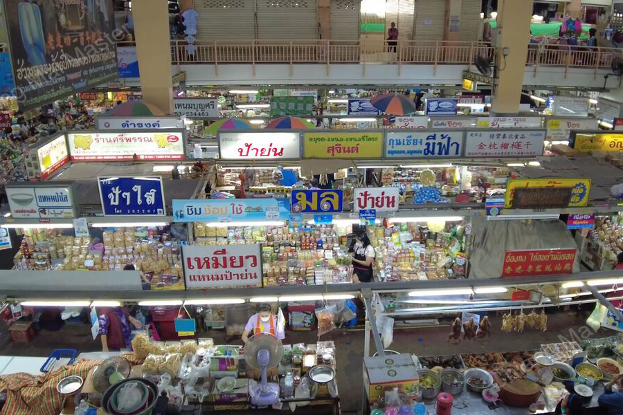 On peut s’attabler dans de petites cantines familiales ou sur les marchés vivants lors d'un voyage responsable en Thaïlande