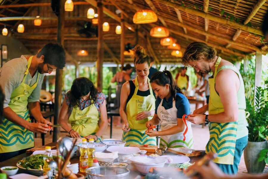 Un atelier culinaire est une belle manière de vivre un séjour culturel au Vietnam en saison des pluies