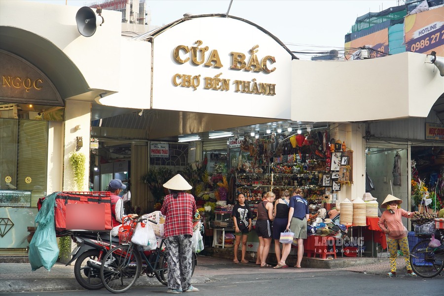 Explorer la marché Ben Thanh est une étape incontournable pour voyager au sud du Vietnam pendant la saison des pluies