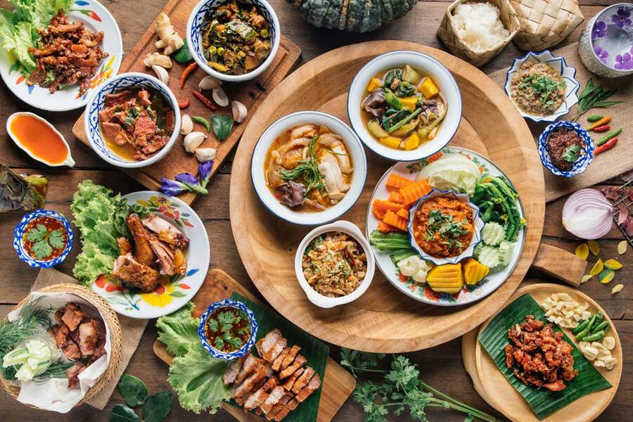 Parler de voyager en Thaïlande en 2026, c’est inévitablement évoquer sa cuisine riche et envoûtante