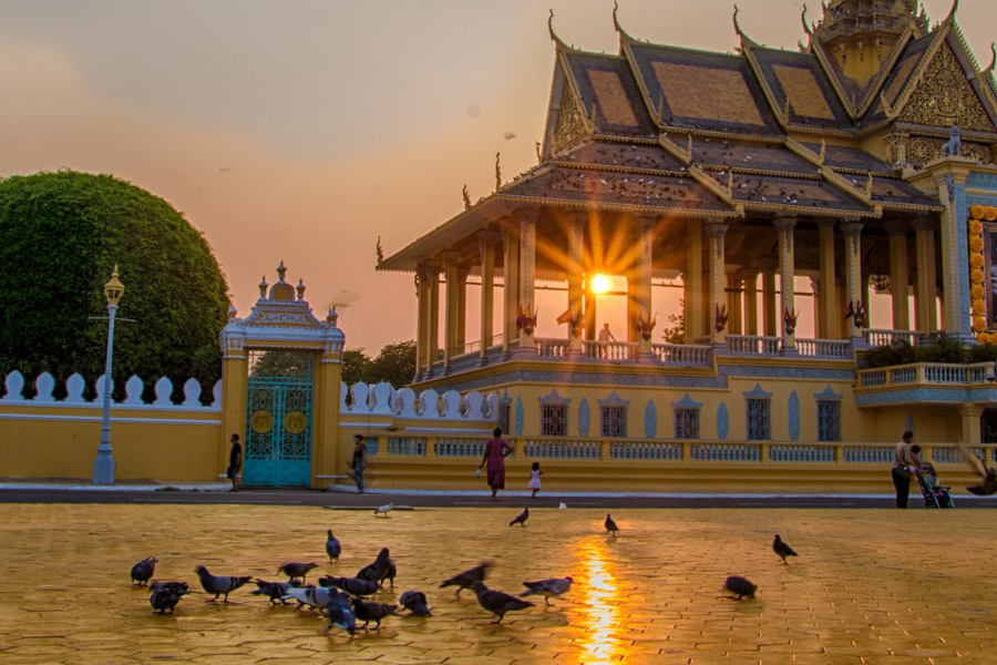 Voyager au Cambodge en août, c'est aussi redécouvrir Phnom Penh sous une lumière douce et tamisée