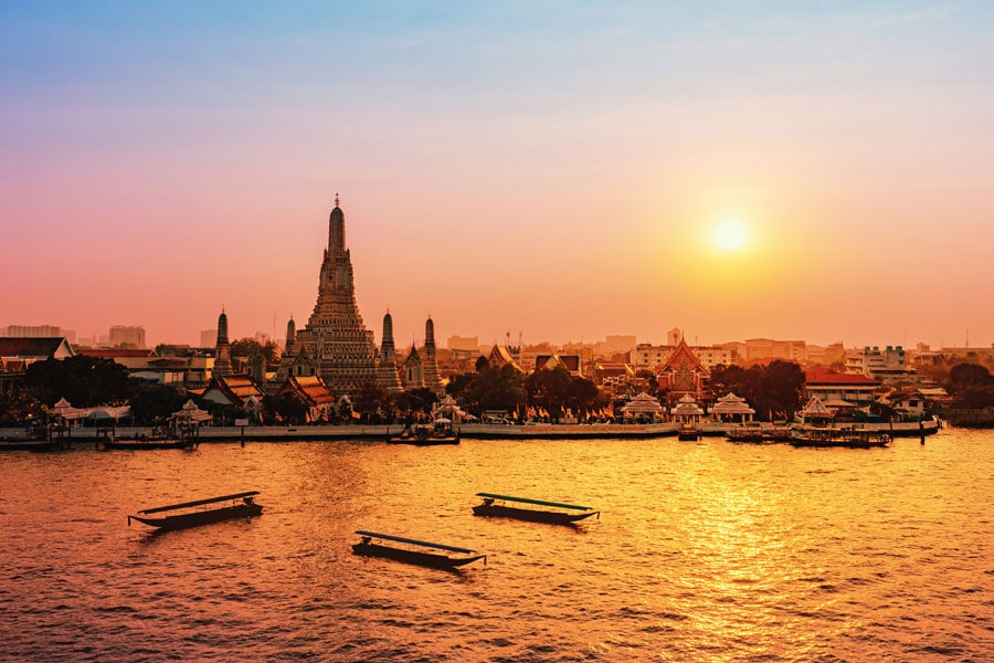 Admirer le couché du soleil à Wat Arun en croisière sur Chao Phraya est une expérience mémorable