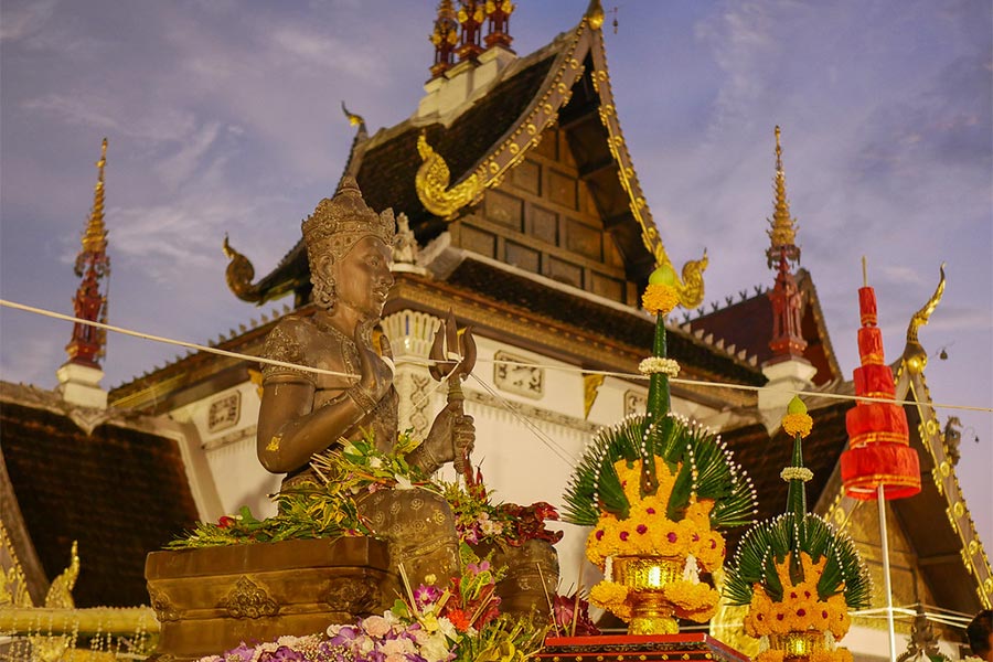 Les bâtiments au Wat Chedi Luang est sculpturée sọphistiquemment 