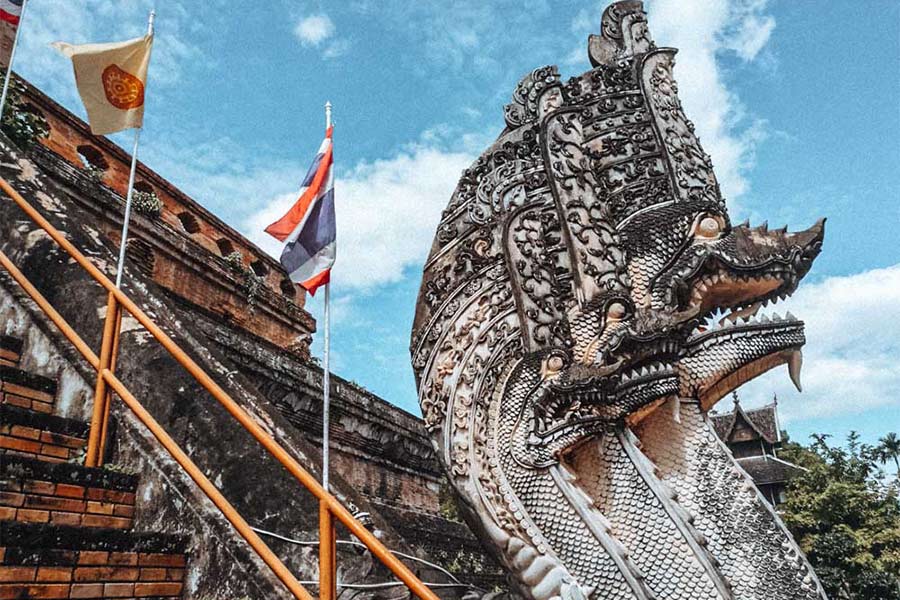 2 statues de Naga devant l'entrée du Wat Chedi Luang