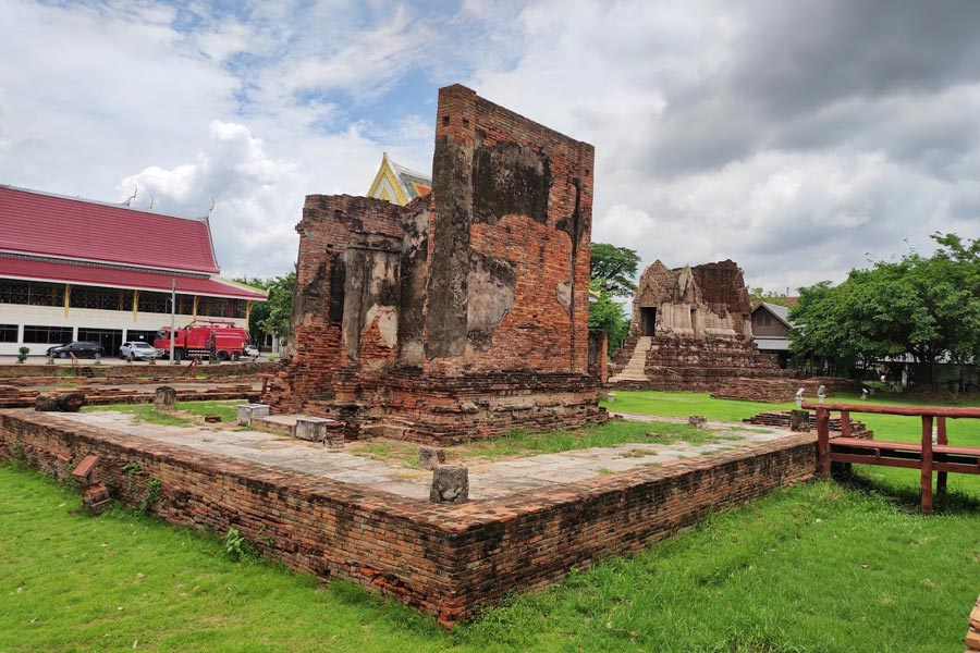 Vieilles ruines de la pagode historique Wat Chula Manee