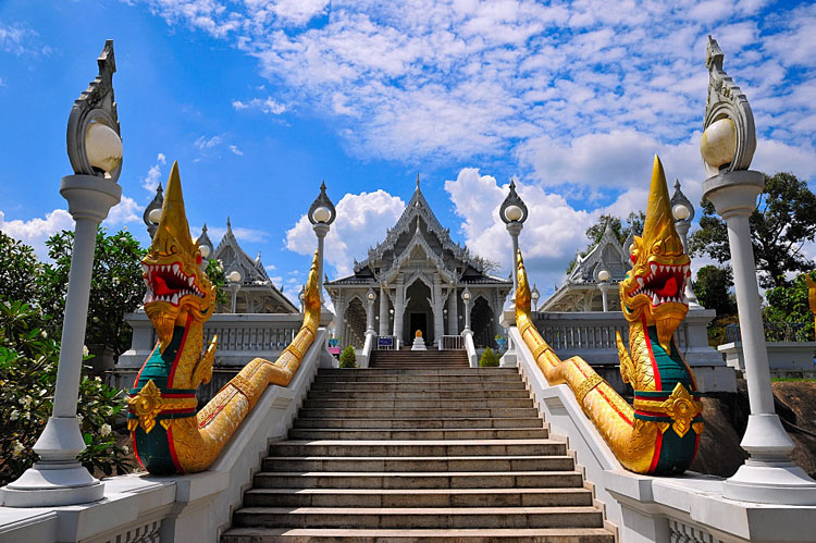 Vue sur temple de Wat Kaew Korawaran depuis son entrée