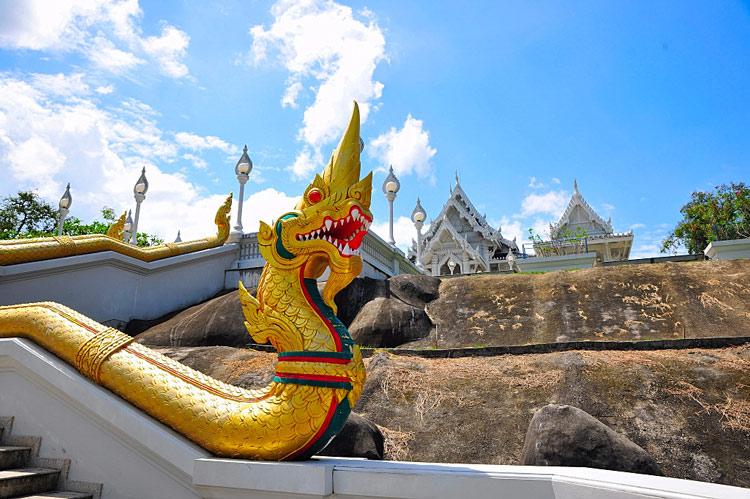 Des deux côtés du couloir, vous verrez des statues de Naga, le dieu serpent sacré de la culture bouddhiste en Thaïlande