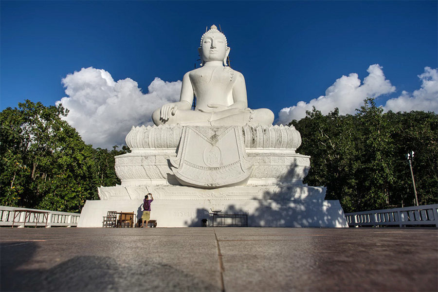 Statue du Bouddha en blanc est également un point emblématique du Wat Mae Yen