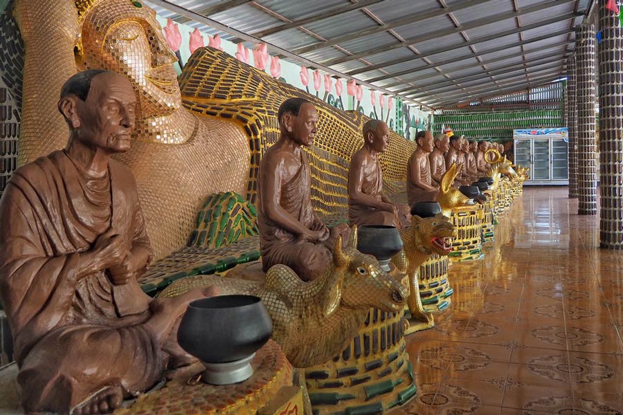 La statue du moine à Wat Pa Maha Chedi Kaew où les gens vénèrent pour obtenir des bénédictions