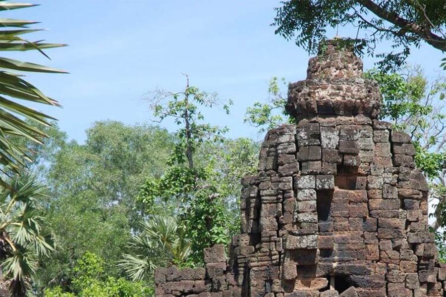 L'architecture du Wat Phnom Robath présente des caractéristiques khmères audacieuses