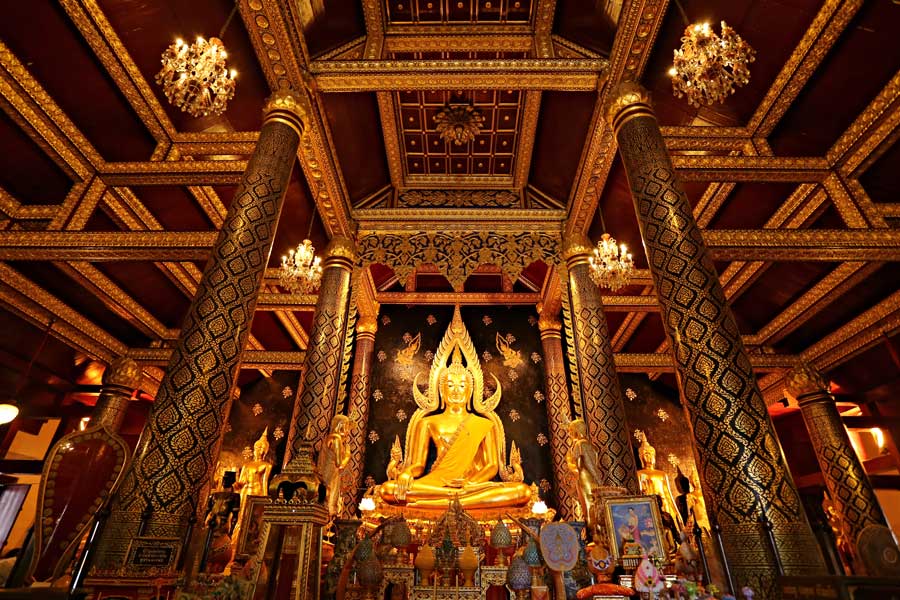 La statue en bronze du Bouddha Chinnarat à Wat Phra Buddha Chinnarat 