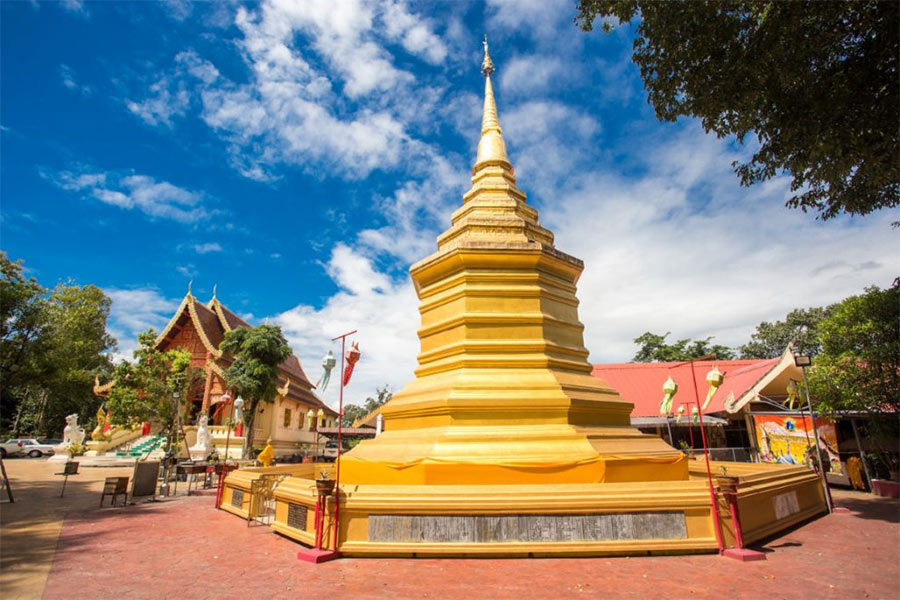 Le chedi (ou le stupa) au Wat Pharathat Doi Chum Thong