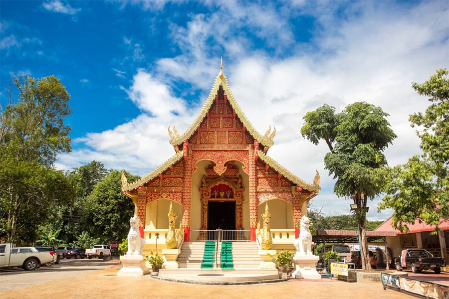 Les toits de tuiles au Wat Pharathat Doi Chum Thong courbes sont une caractéristique des temples thaïlandais