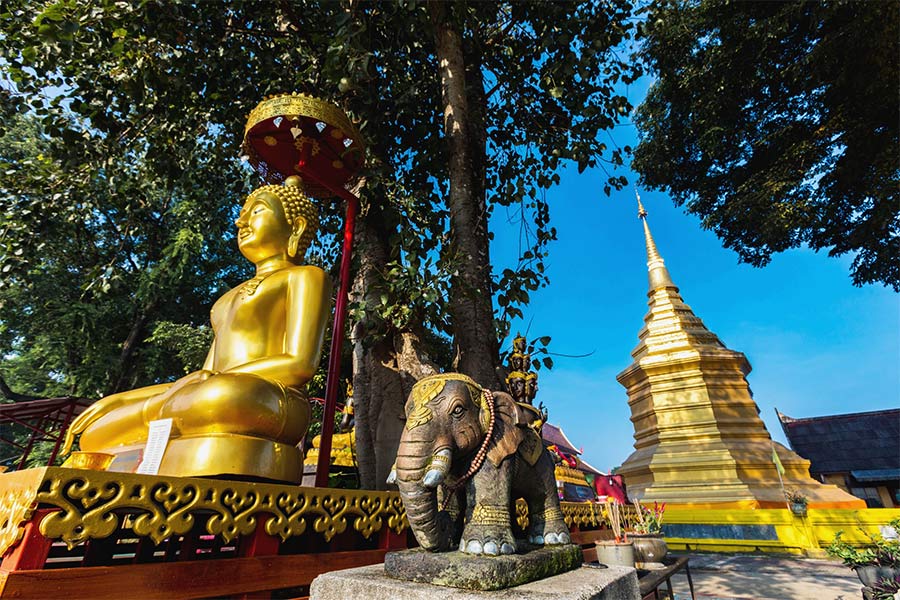 Wat Pharathat Doi Chum Thong à Chiang Rai mérite de visiter grâce à ses caractéristiques architecturales uniques