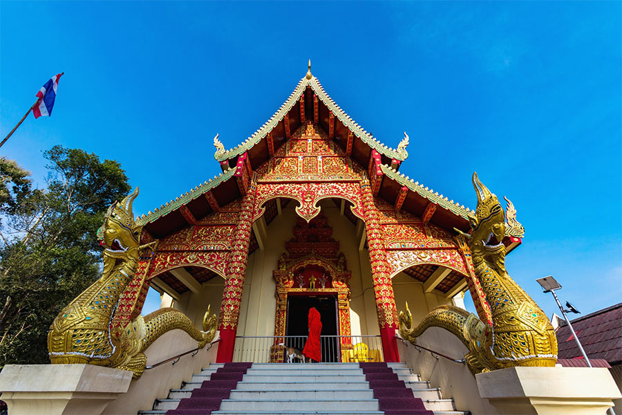 Wat Pharathat Doi Chum Thong est un temple bouddhiste renommé à Chiang Rai 