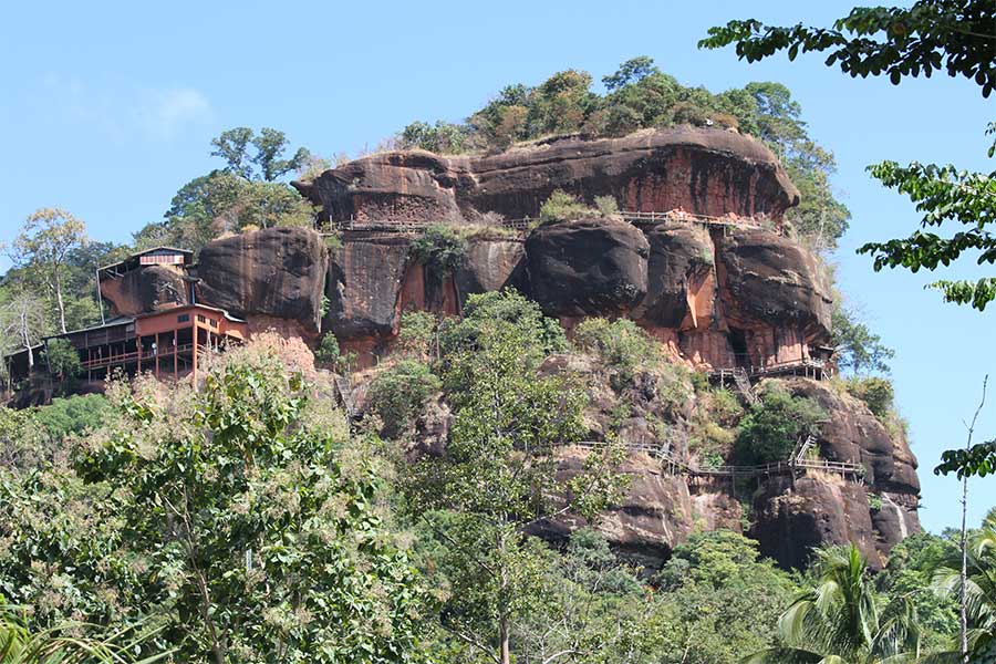 Wat Phu Tok à Bueng Kan se trouve sur le sommet d'une colline