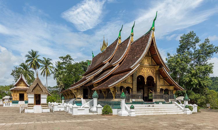 La caractéristique architecturale typique du Wat Xieng Thong est le toit de tuiles grand et incurvé