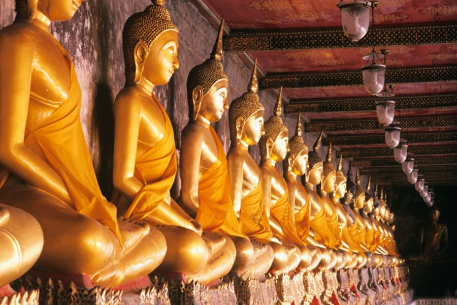 Des statues de Bouddha s'alignent dans le couloir