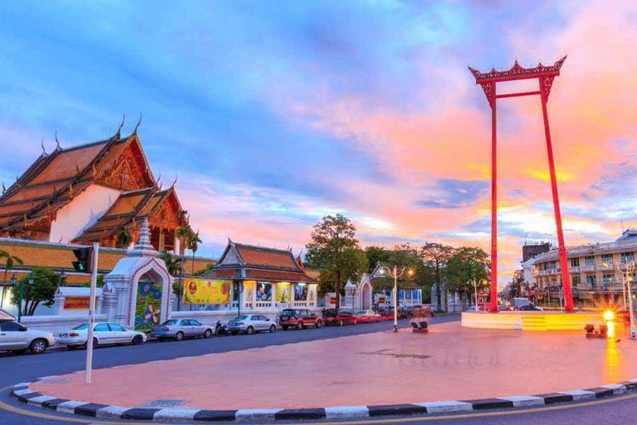 Grand Swing avec de couleur rouge et d'une hauteur impressionnante