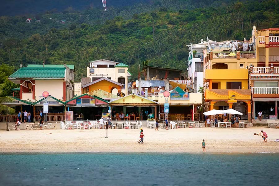 Il existe des bars de des restaurants au long de la plage blanche à Puerto Galera