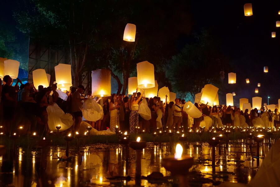 Cérémonie bouddhiste et lanternes illuminant le temple Doi Saket à Chiang Mai pendant le festival Yi Peng