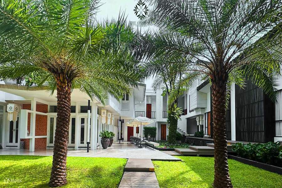 L'espace élégant et verdoyant de l'Oasis Spa apporte une expérience relaxante