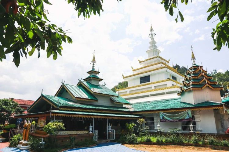 Salle d'Ordination de Wat Phea Phutthabat Pha Nam