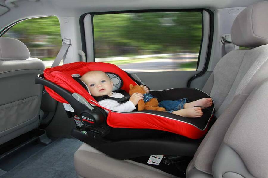 Le porte-bébé est un outil indispensable lors de votre voyage avec bébé