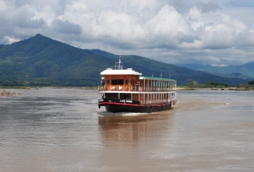 Promenade en bateau de Luang Prabang à Pakbeng (L, D)