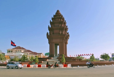 Arrivée à Phnom Penh – Monument de l’indépendance et les rives de la rivière (L) - 9km 