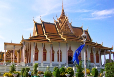 Siem Reap - Phnom Penh en vol (B, D)