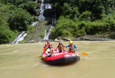 Limbong - Rafting sur le fleuve Maulu - Toraja (B, L, D)