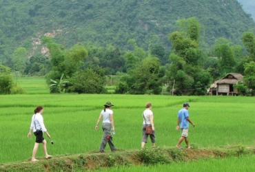 Hanoi – Hoa Binh – Village Hang (L, D)