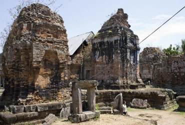 Phnom Penh – Phnom Chisor – Tonlé Bati – Takeo – Chez l’habitant (B, D)