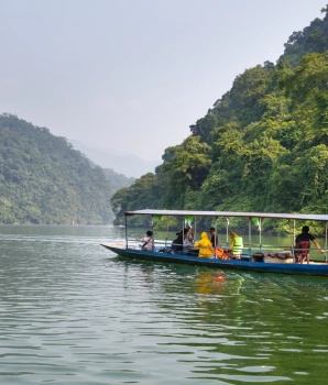 Excursion à Bac Kan : Balade en bateau sur le lac de Ba Be une journée