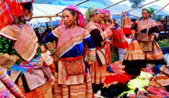 Sapa 4 jours 3 nuits: visite à Bac Ha et la vallee Muong Hoa