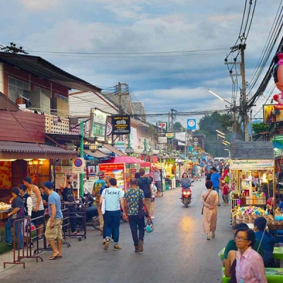 Rue piétonne et marché nocturne de Mae Hong Son